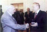 Г.А.Алиев вручает Н.К.Байбакову орден Славы. Баку, 1999 г.